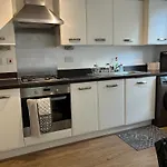 Cozy 3 Bed - Prime Location