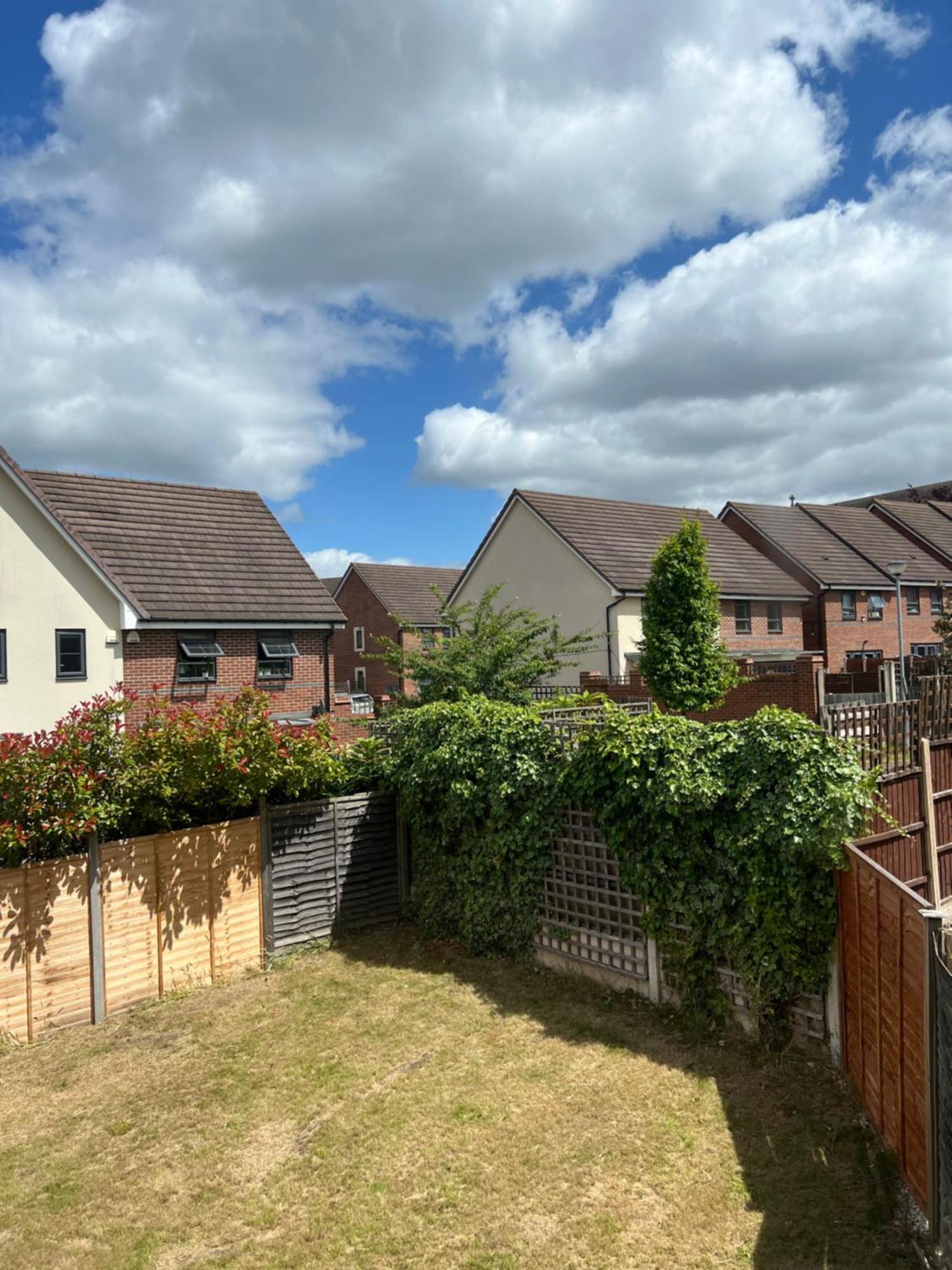 Cozy 3 Bed - Prime Location Apartment *