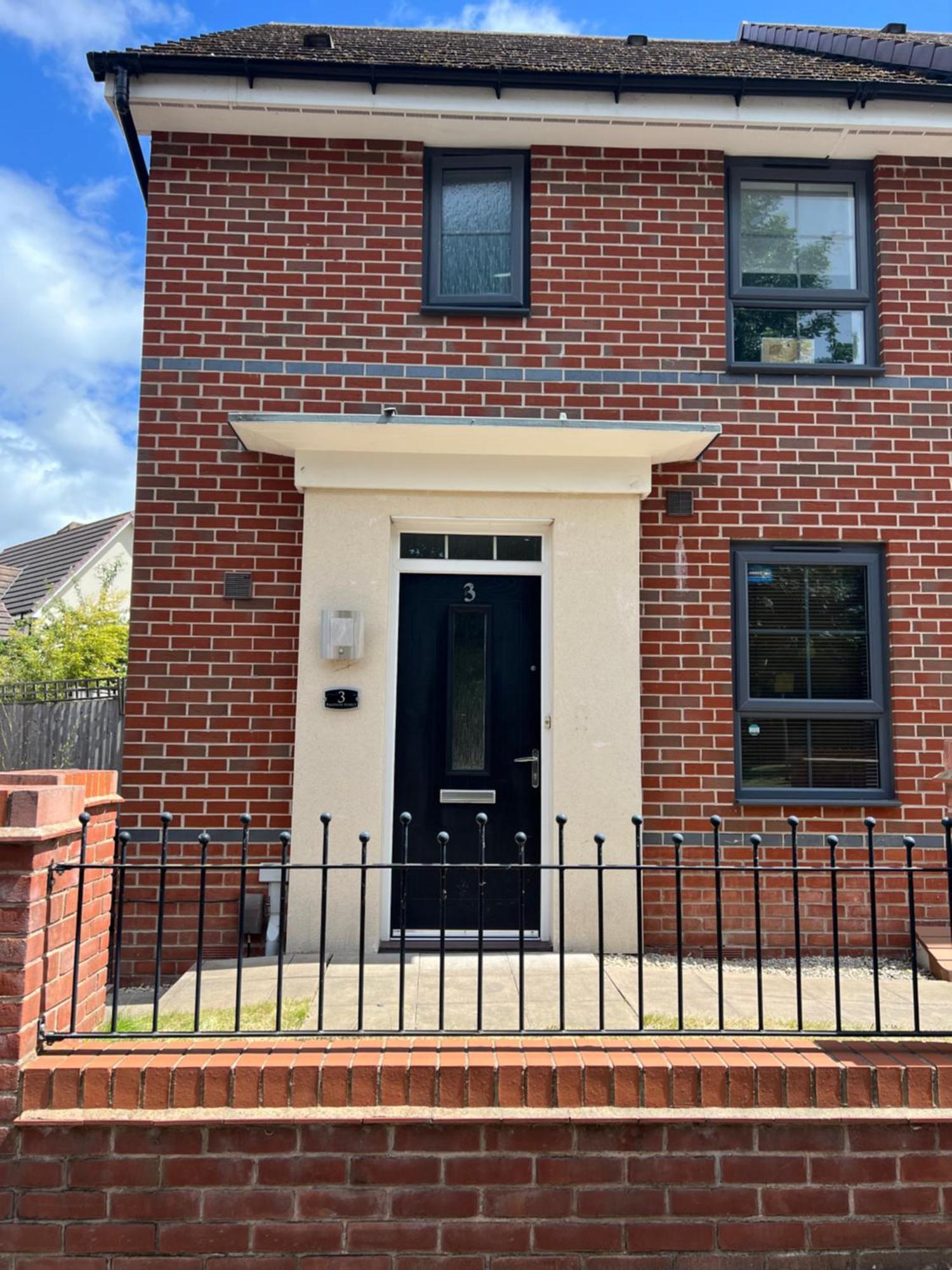 Cozy 3 Bed - Prime Location Apartment