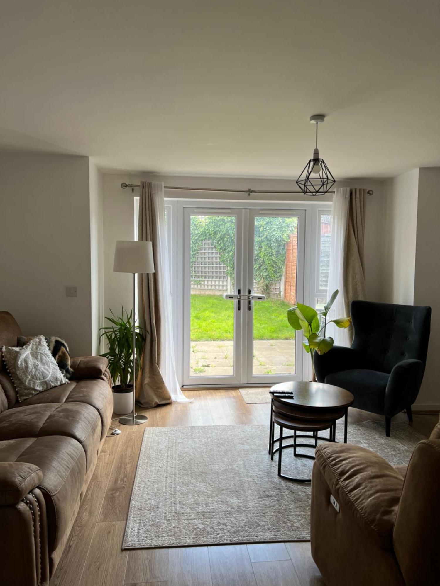 Cozy 3 Bed - Prime Location
